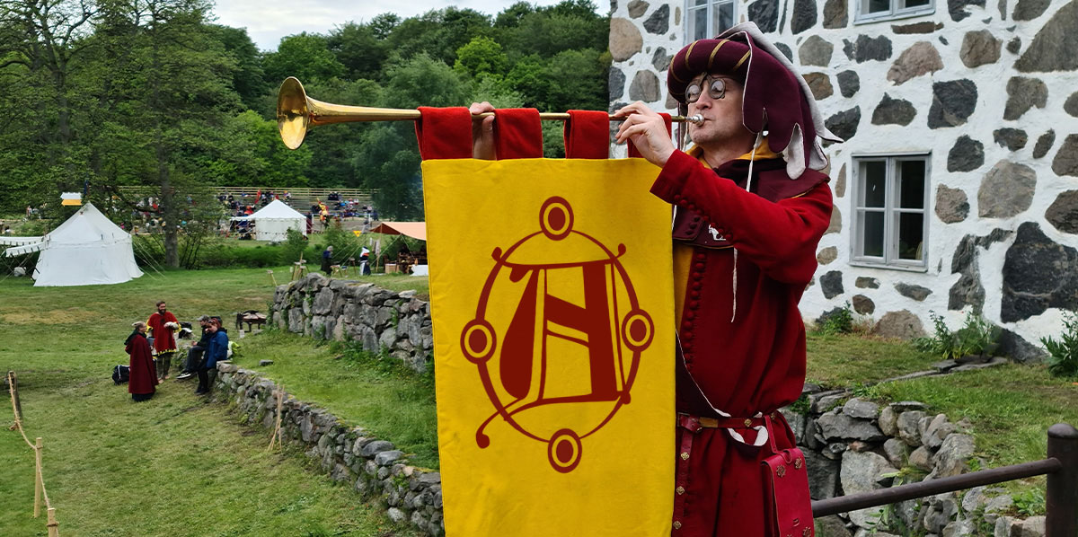 Erik Ask-Upmark as medieval herald